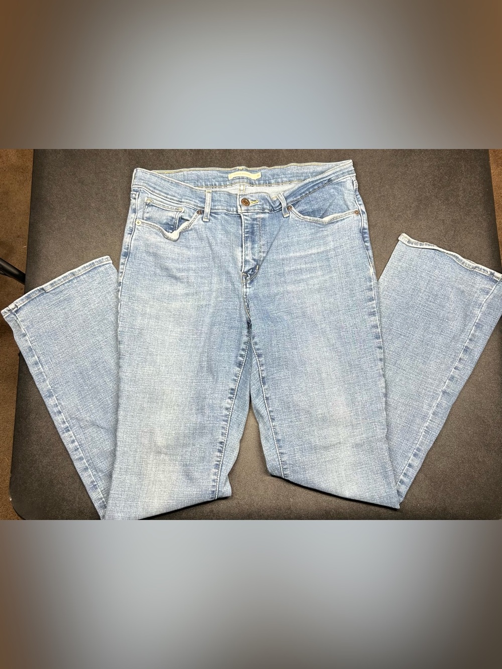 Levis Women’s Size 31x31 Classic Bootcut Stretch Light Wash Jeans